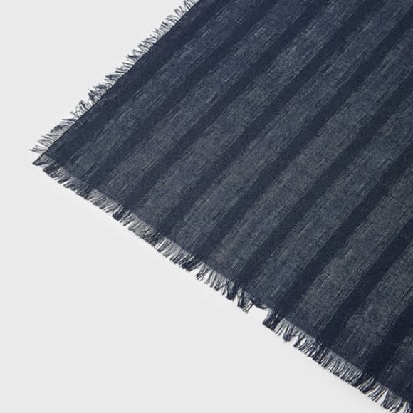 Zara Man Textured Scarf - Picture 3 of 8
